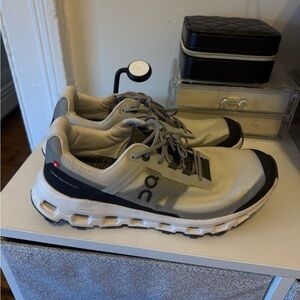 On Cloud Women’s Black, White, & Grey Athletic Shoes